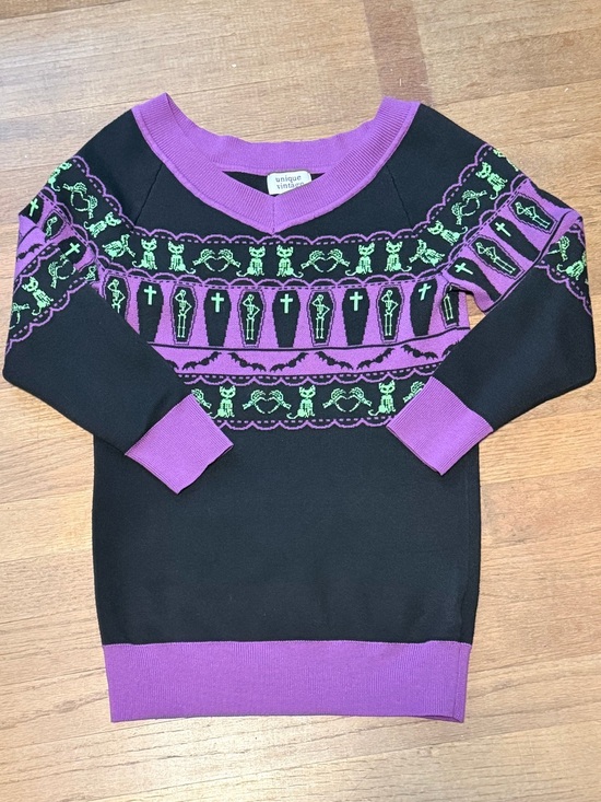 Unique Vintage Sweaters - Unique Vintage Black V-Neck Sweater with Purple Trim and Green Pattern